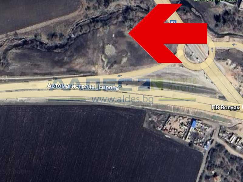 Продава се парцел във Волуяк с лице на главен път!