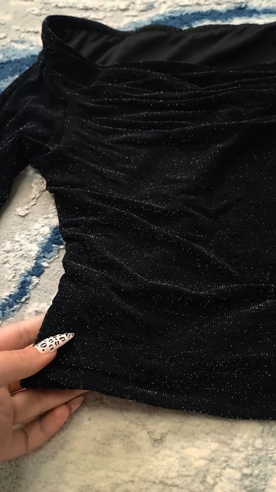 Bluza neagra fara umeri cu sclipici