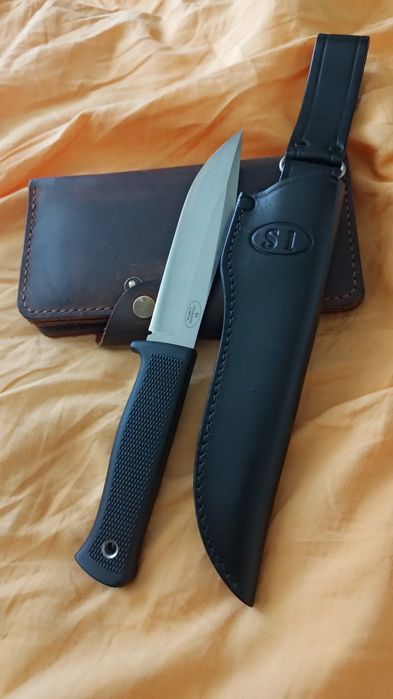 Продавам нож Falkniven S1, с кожена кания кания