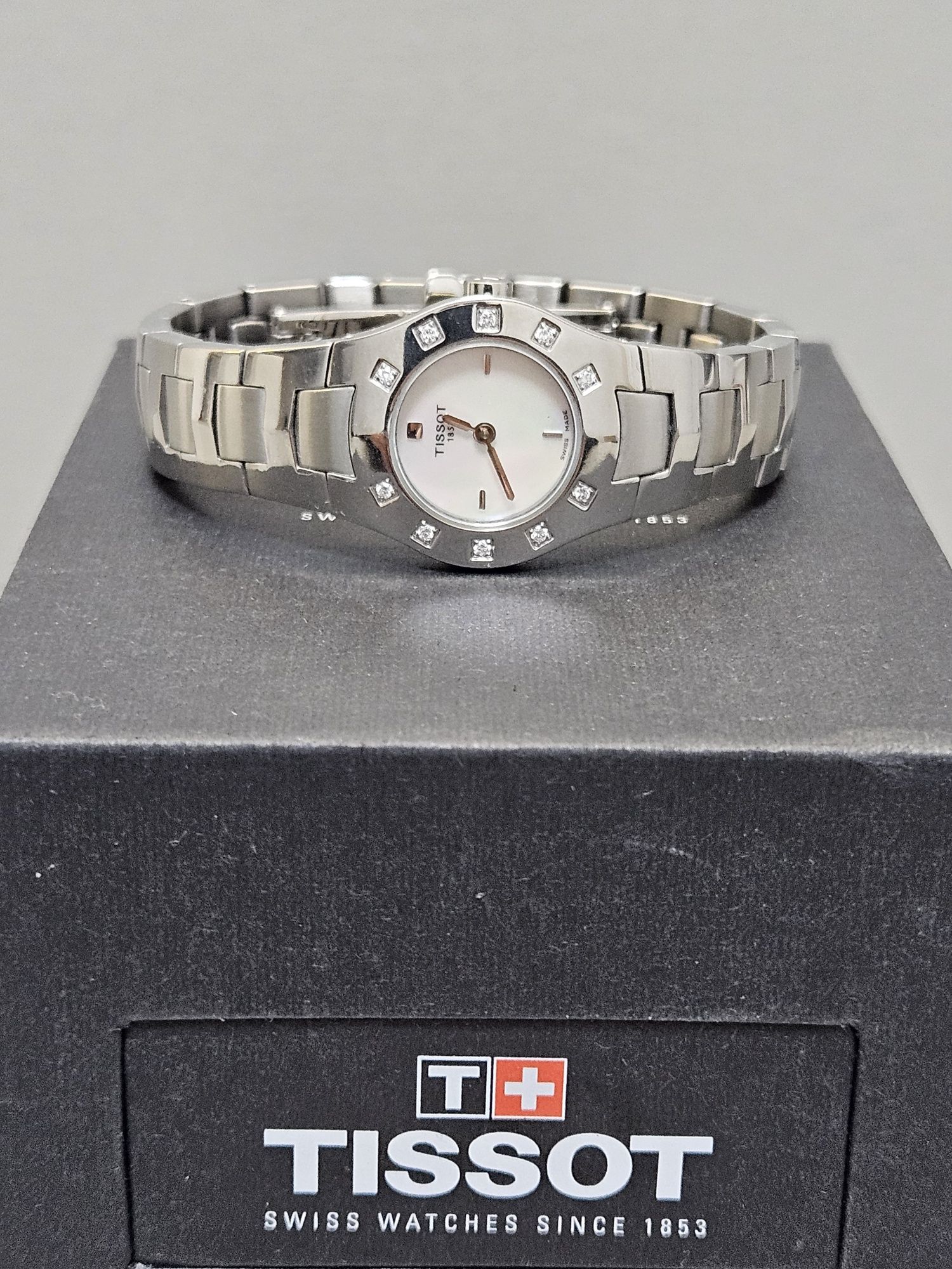 Tissot дамски часовник с диаманти