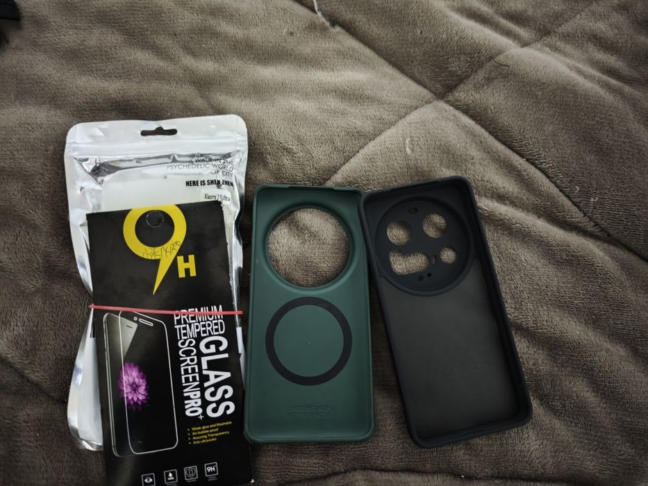 Продавам два кейса и протектор за Xiaomi 15 Ultra