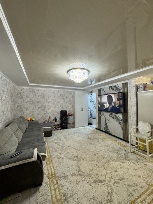 Продаётся 2-х комнатная квартира в центре.