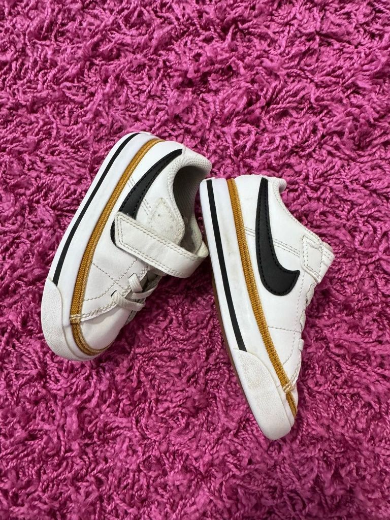 Adidasi Nike marime 23.5