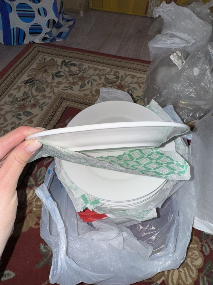 Тарелки чистые белые
