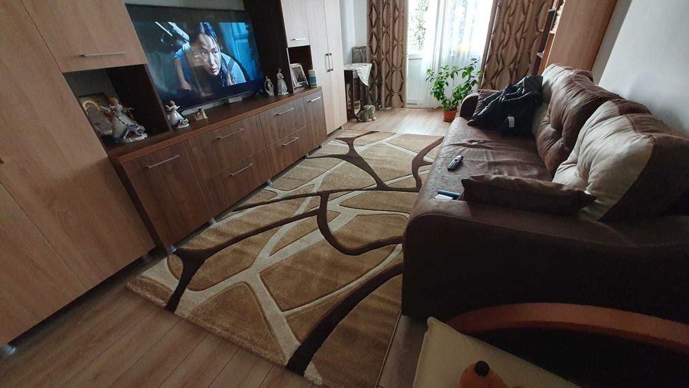 Vand apartament doua camere si teren