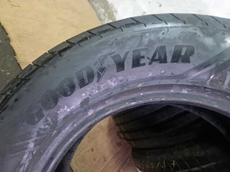 4 Goodyear R17 235/65/ 
летни гуми 
DOT3221