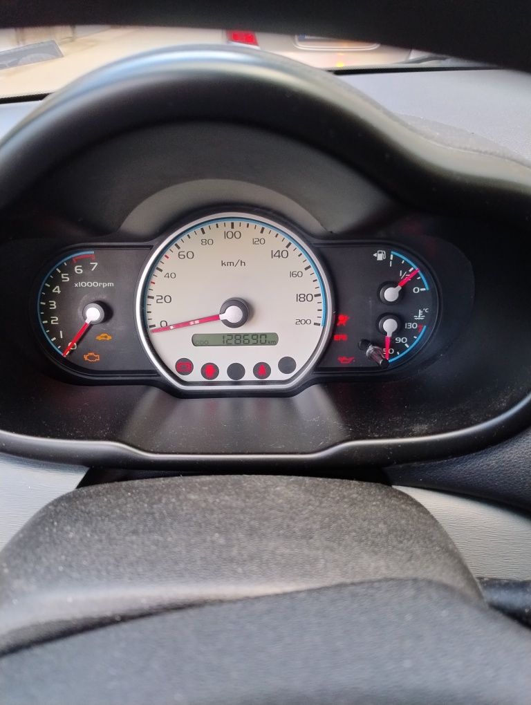 Продавам Hundai i10 1.1