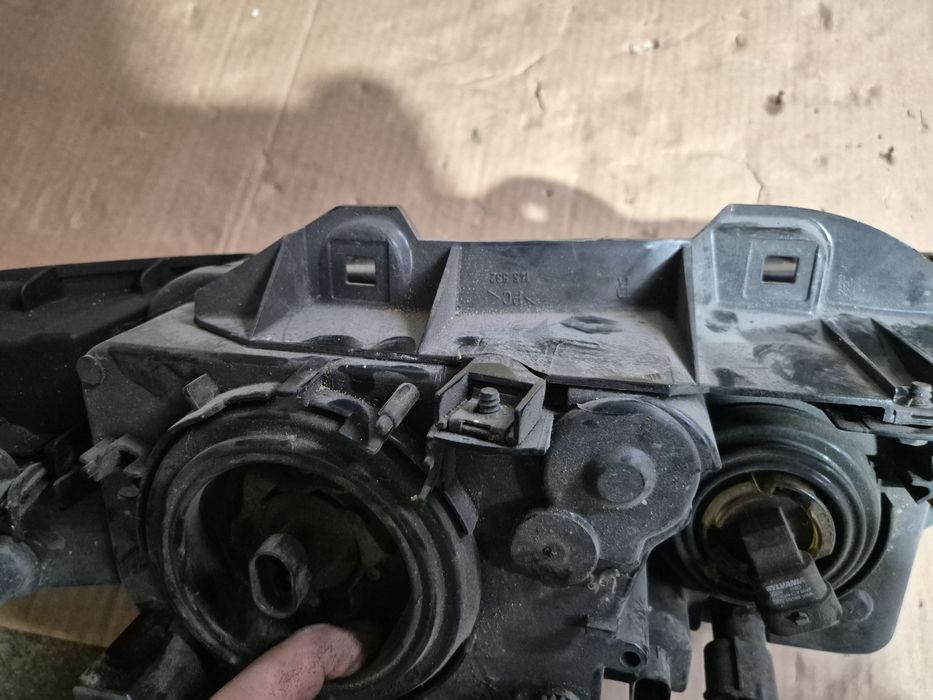 Десен фар Бмв Е39 Hella 5 серия BMW E39 фарове