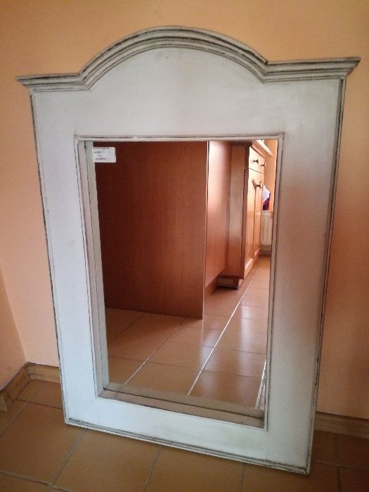 Огледало със състарена рамка