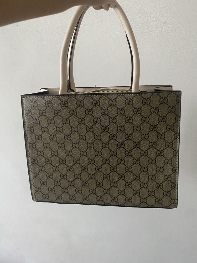 Сумка под брендом Gucci