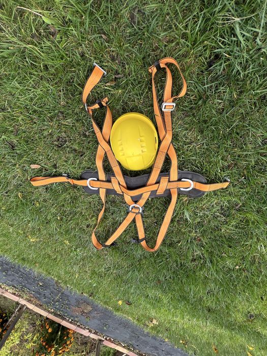 Алпинистка сбруя и каска