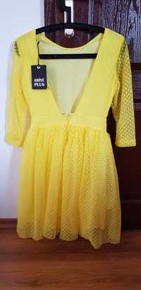 Жълта рокля с гол гръб