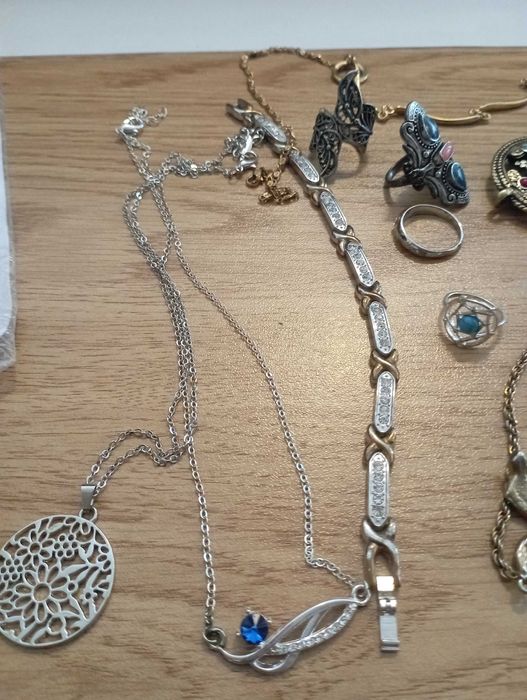 Колекция бижута пръстени синджири медальони