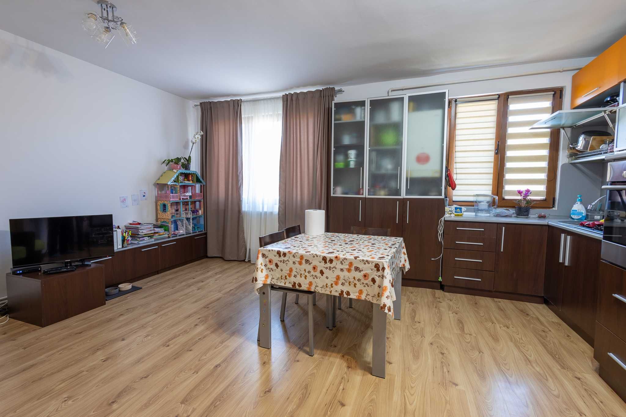 Vand apartament 3 camere