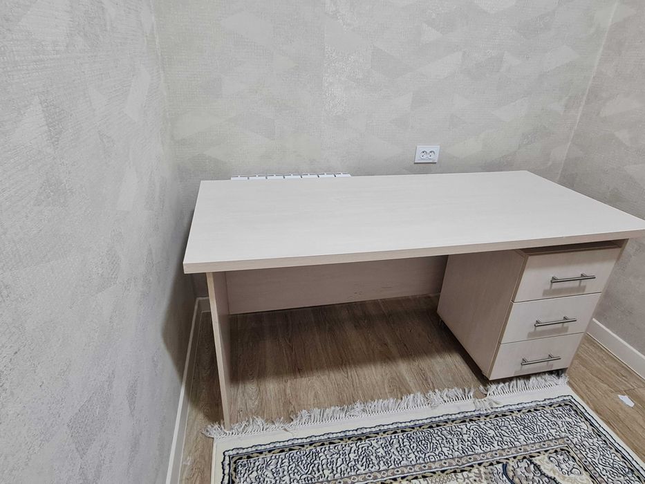 Продаётся стол, тумба и кресло