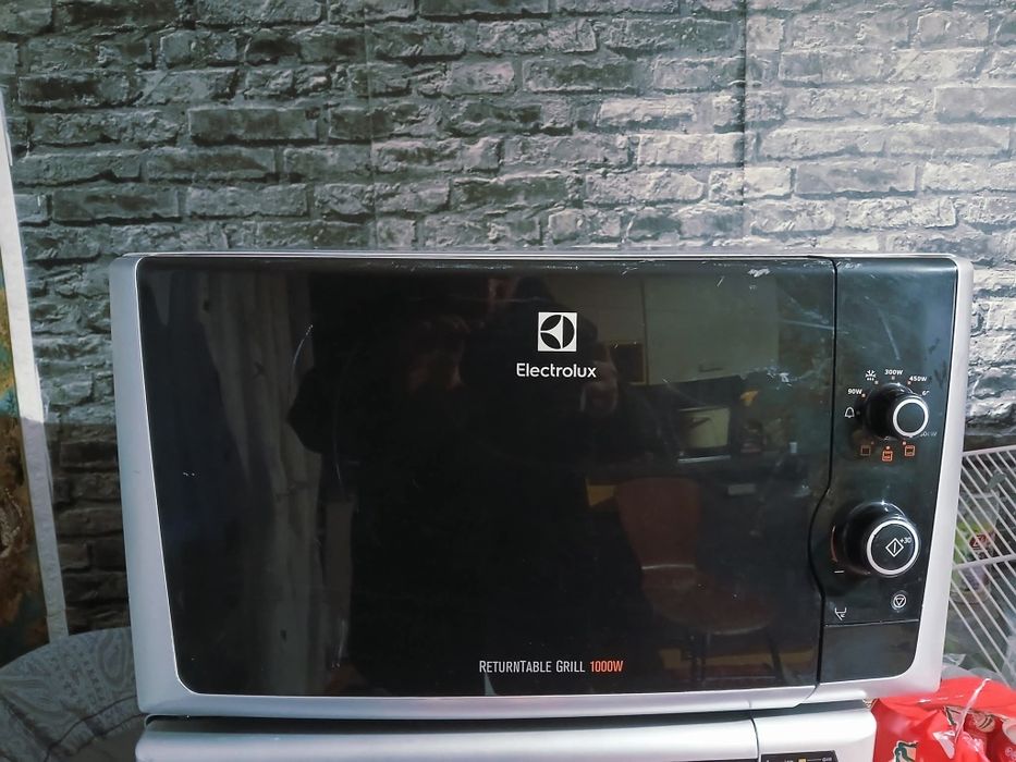 Vând cuptor cu microunde și grill