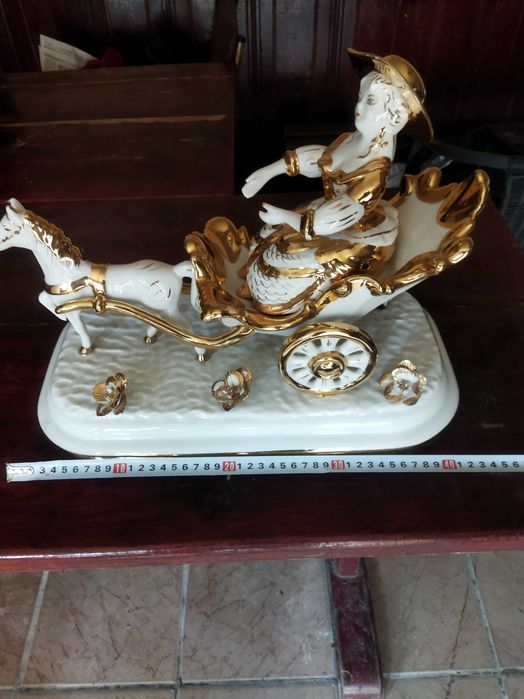 красива порцеланова статуетка