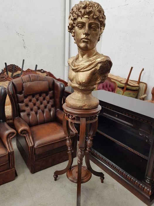 Statueta de dimensiuni mari!