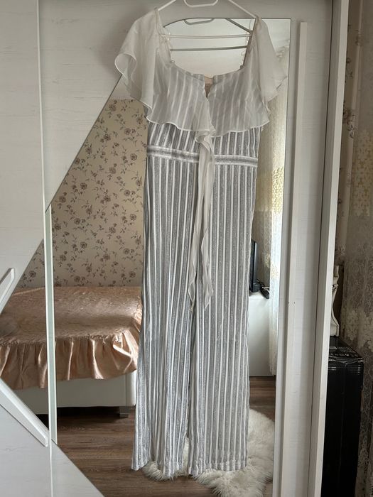 Vând salopetă cu model deosebit