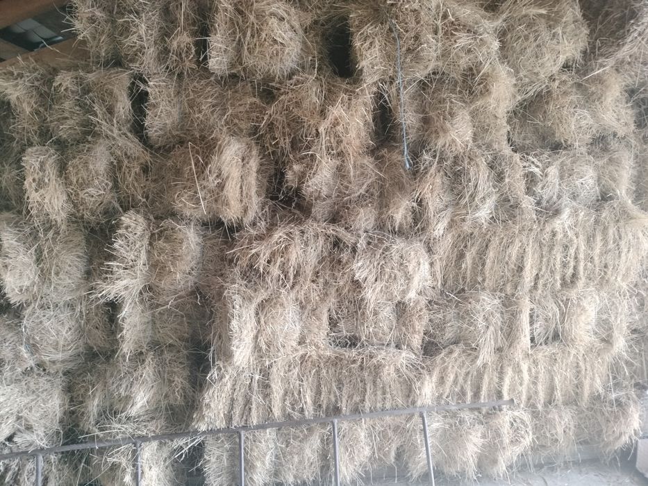 Vând baloți de fân