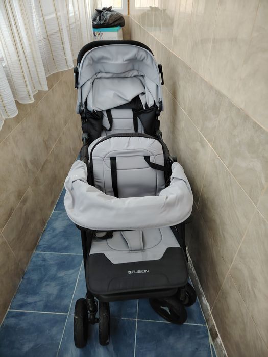 Vând pătuț de copii și cărucior pentru gemenii