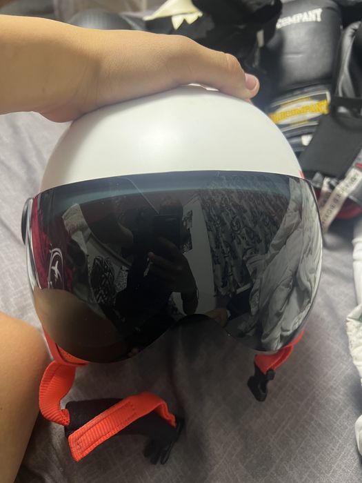 Casca de ski in stare buna este doar putin zgariata pe partea de sus