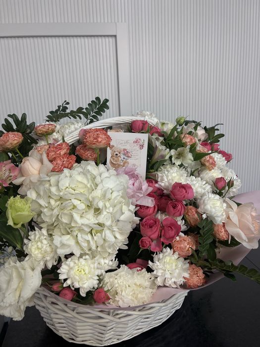 Цветы с офрмлением в корзине