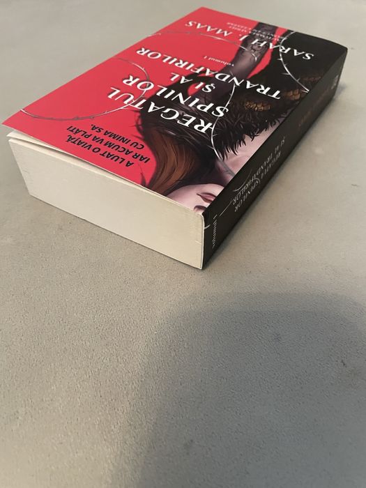 Regatul spinilor si al trandafirilor, paperback