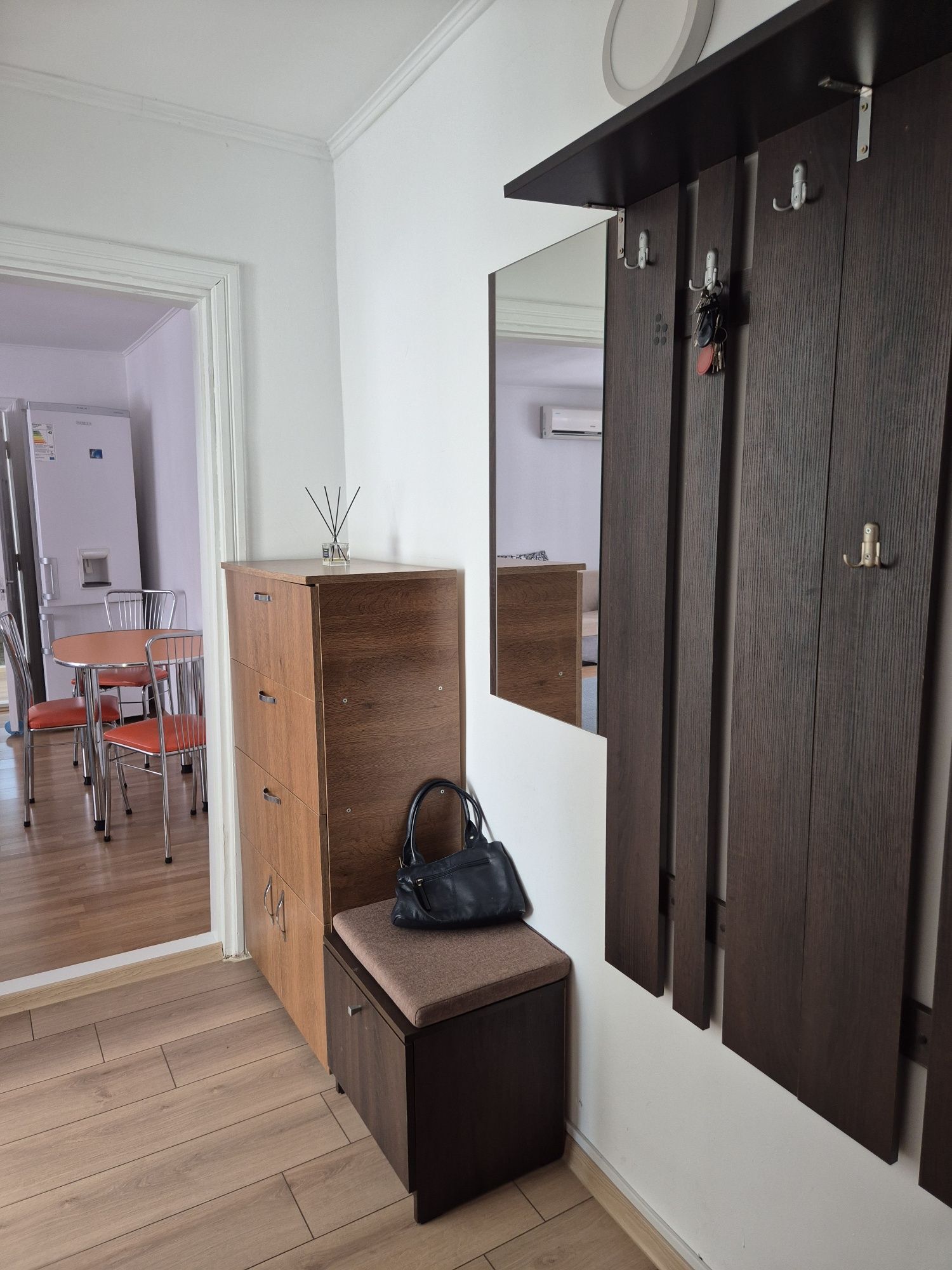 Închiriez apartament cu 3 camere , aleea Rozelor,  blcFB 20, etaj 4. S