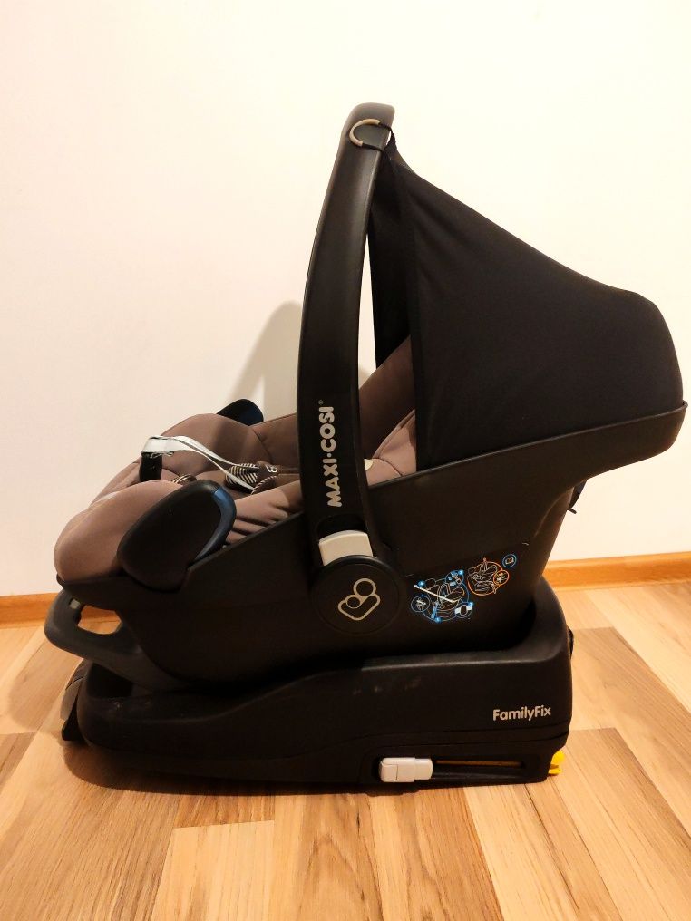 Scaun de mașină tip scoică, marca Maxi Cosi cu Isofix Family Fix
