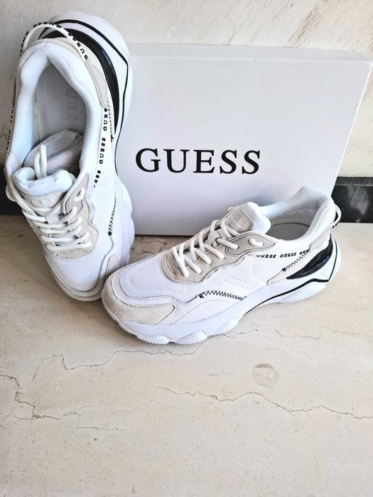 НОВО Дамски спортни обувки Guess 40
