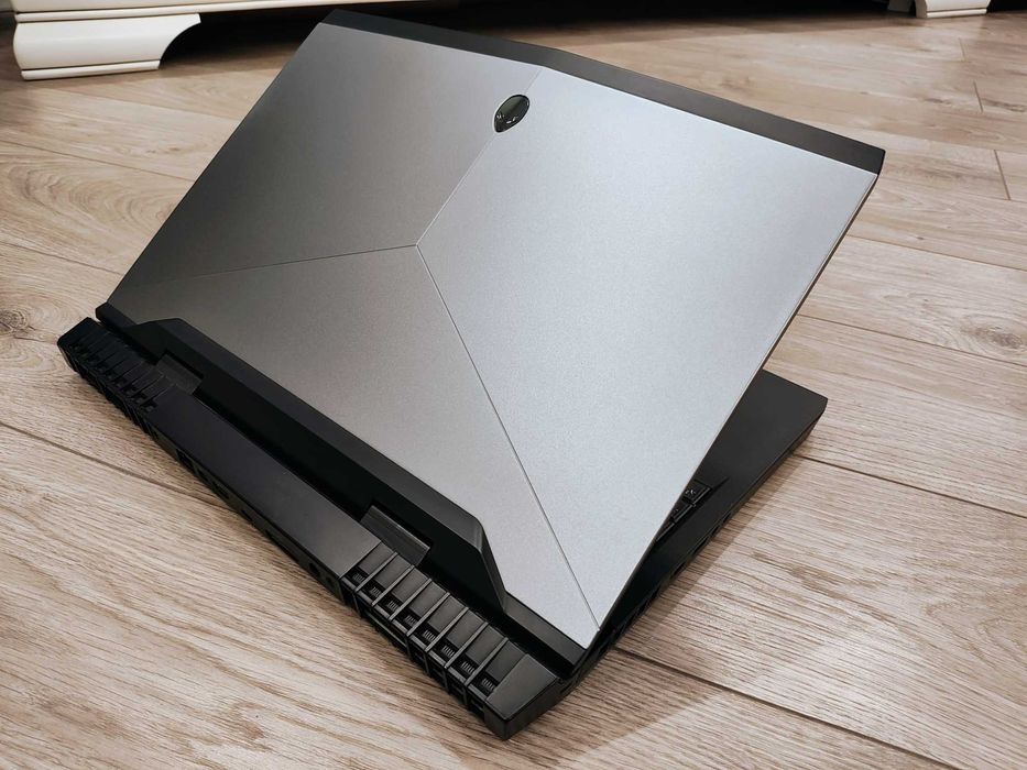 Laptop alienware 17.3 ,intel core i9-8950HK ,video GTX 1080, ram 32 gb