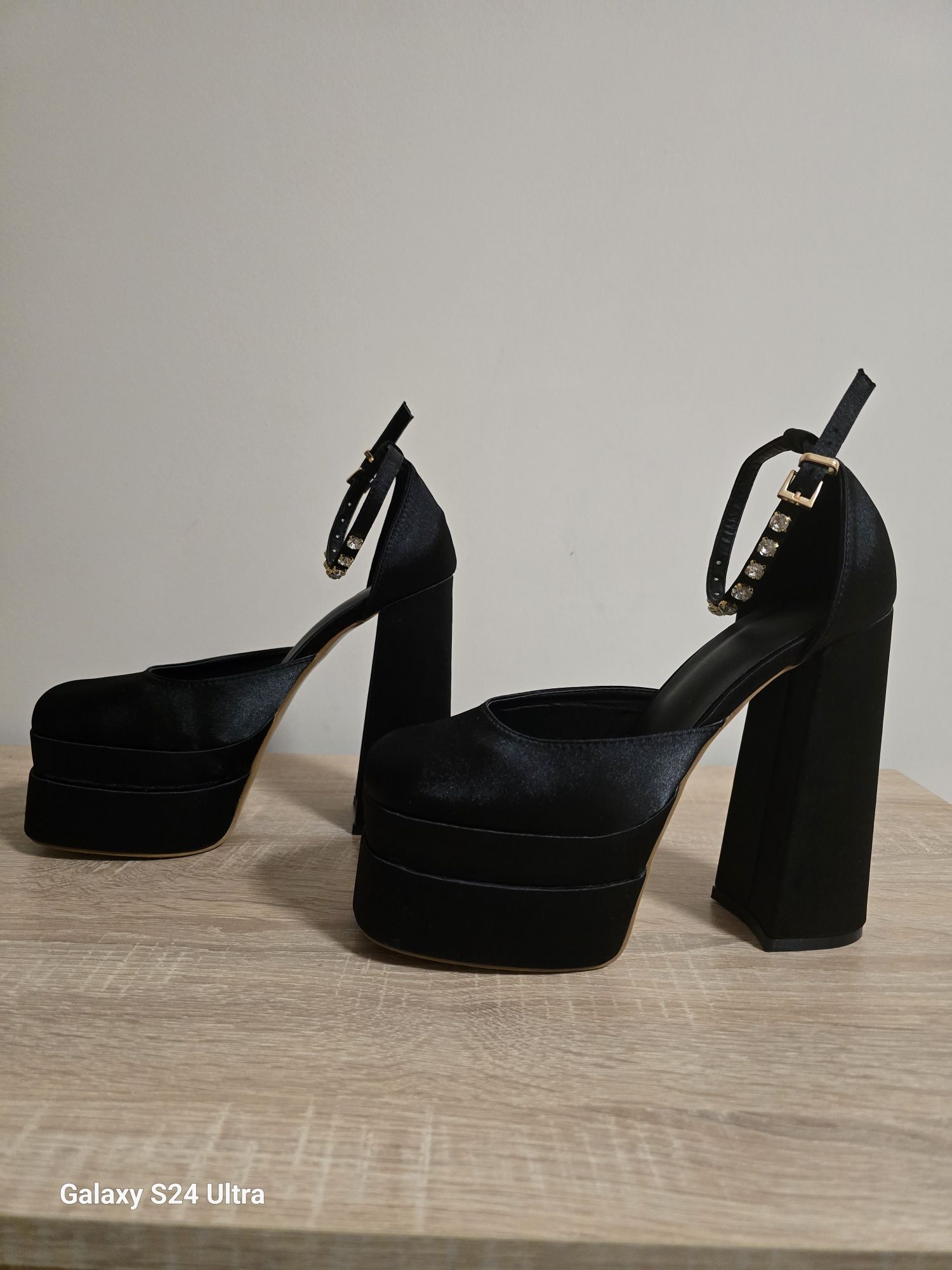 Сатенени високи обувки модел Versace