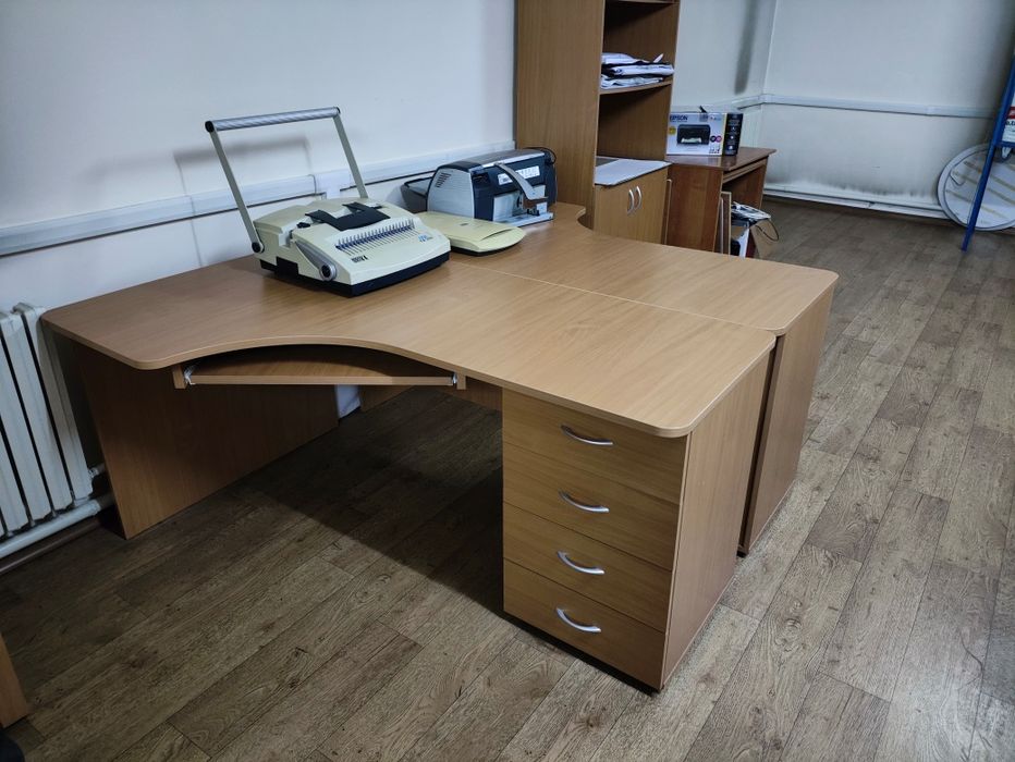 Столы для офиса в хорошем состоянии