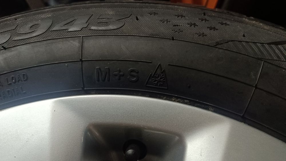 Vând două anvelope (pereche) Toyo Snowprox S 943, 226/60 R16 102H