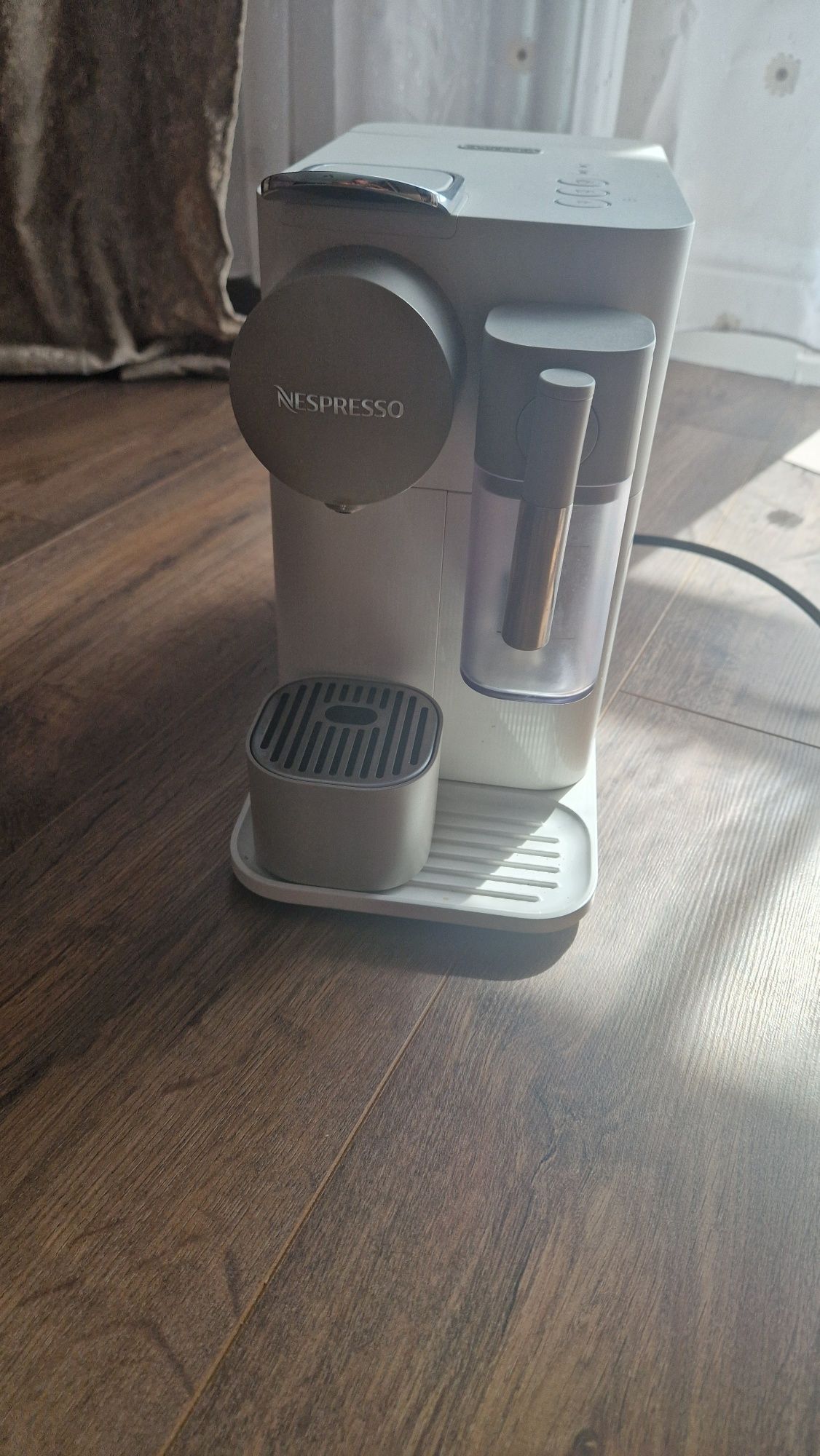 Aparat cafea cu capsule Nespresso alb