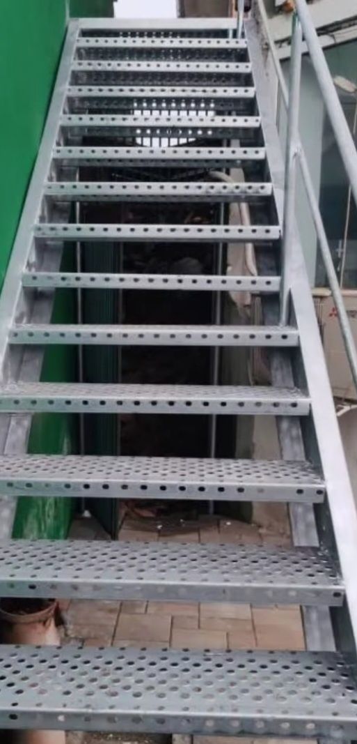 Scari exterioare de isu