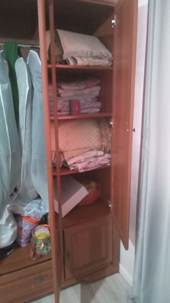 Продам шкаф шифоньер. Состояние удовлетворительное.