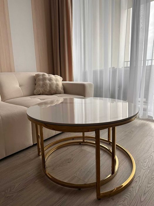 Set măsuțe de cafea aurii cu blat tip marmură – design elegant, ca noi