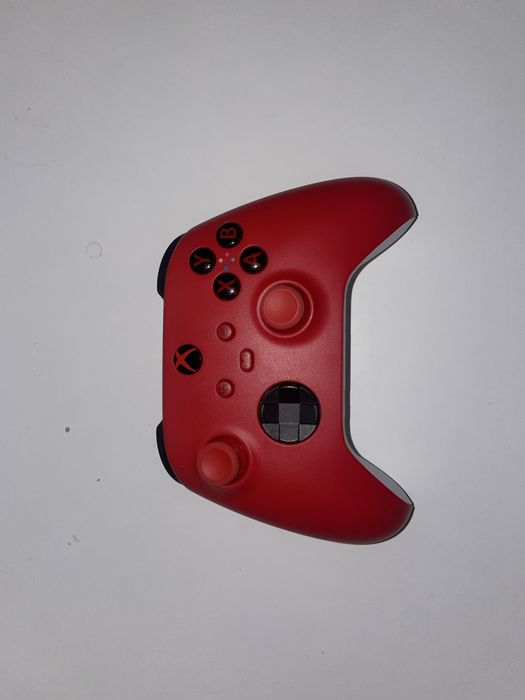 Xbox геймпад красного цвета