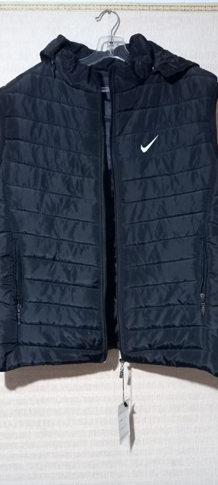 Мужская безрукавка с капюшоном