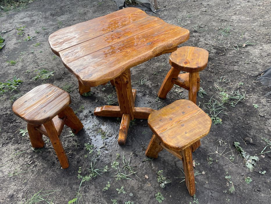 Продам Стол с табуретками.