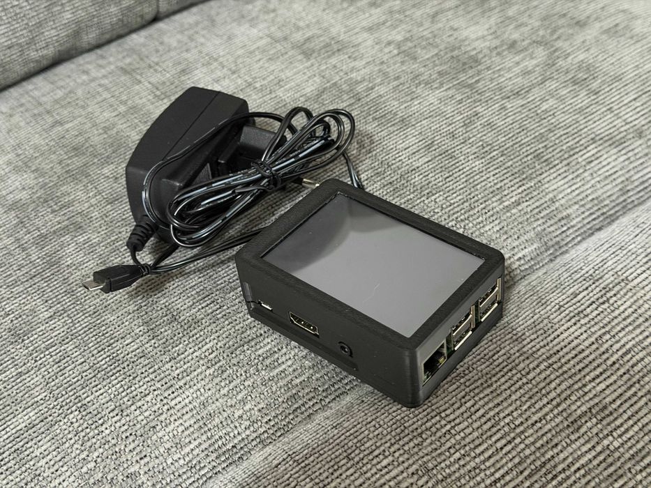 Raspberry Pi 3B+ cu ecran touchscreen 3.5 Inch, alimentator si microSD