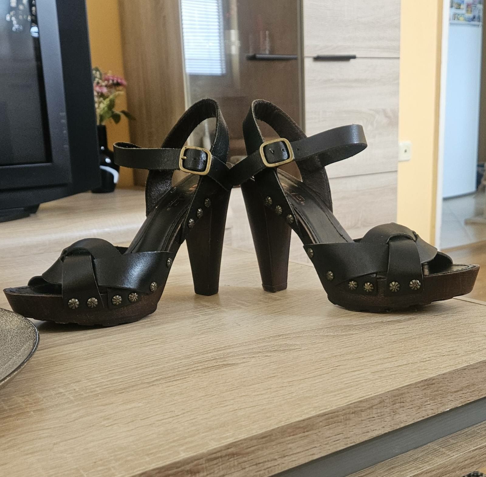 Продавам испански дамски сандали.ли