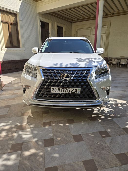 Lexus GX 460 v xoroshem sostoyanii