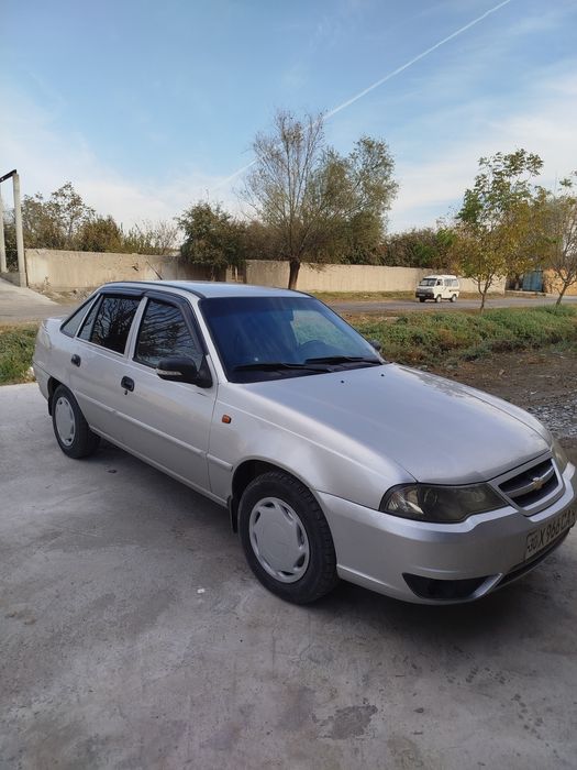 Nexia 2 1.6 sotiladi