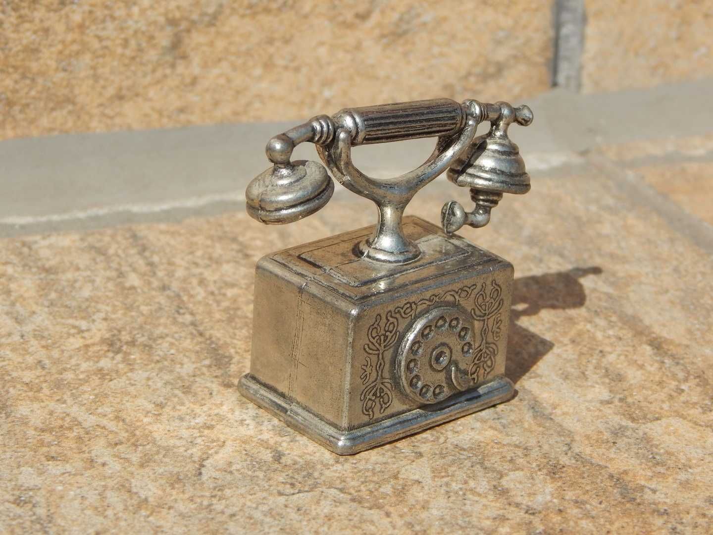 Statueta metalica telefon de epoca marime mica