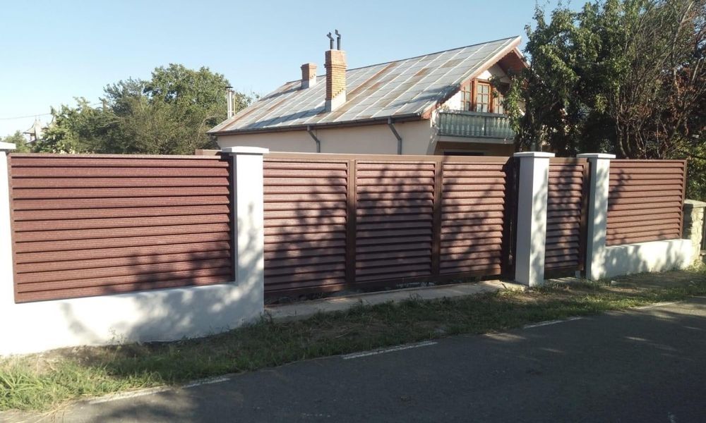 Construim garduri si porti din sipca metalica, panouri stil jaluzele,