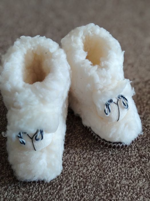 Uyda kiyish uchun bolalar poyabzali