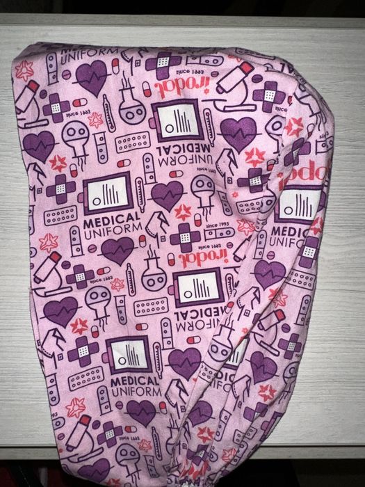 медицинский халат и колпачок